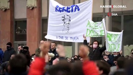 Protestocular maske taktılar ama sosyal mesafeyi hiçe saydılar