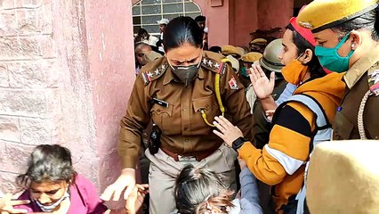 छात्राओं ने महिला थानाधिकारी का गिरेबानं पकड़ा
