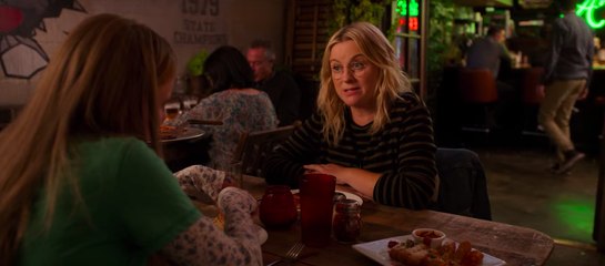 Amy Poehler est une ex-féministe anarchiste dans la bande-annonce de "Moxie"
