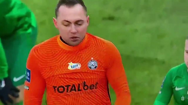 Quand un gardien s'énerve contre le ballon à la mi-temps