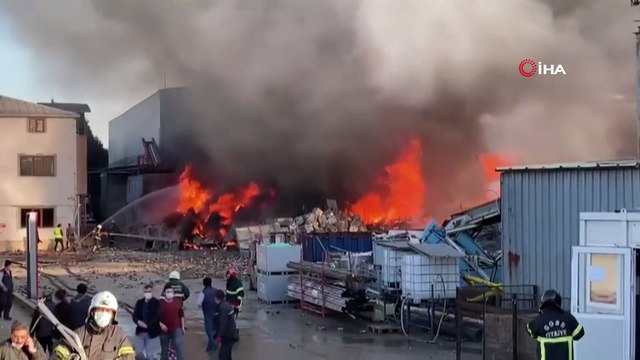 Kocaeli geri dönüşüm fabrikasında yangın. Ekiplerin müdahalesi sürüyor