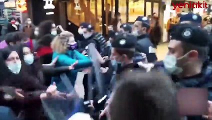 Kadıköy'de göstericiler 'katil polis' sloganı atarak polislere saldırdı
