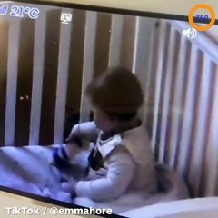 Surprise en train de jouer pendant sa sieste, cette petite fille a eu une réaction très amusante