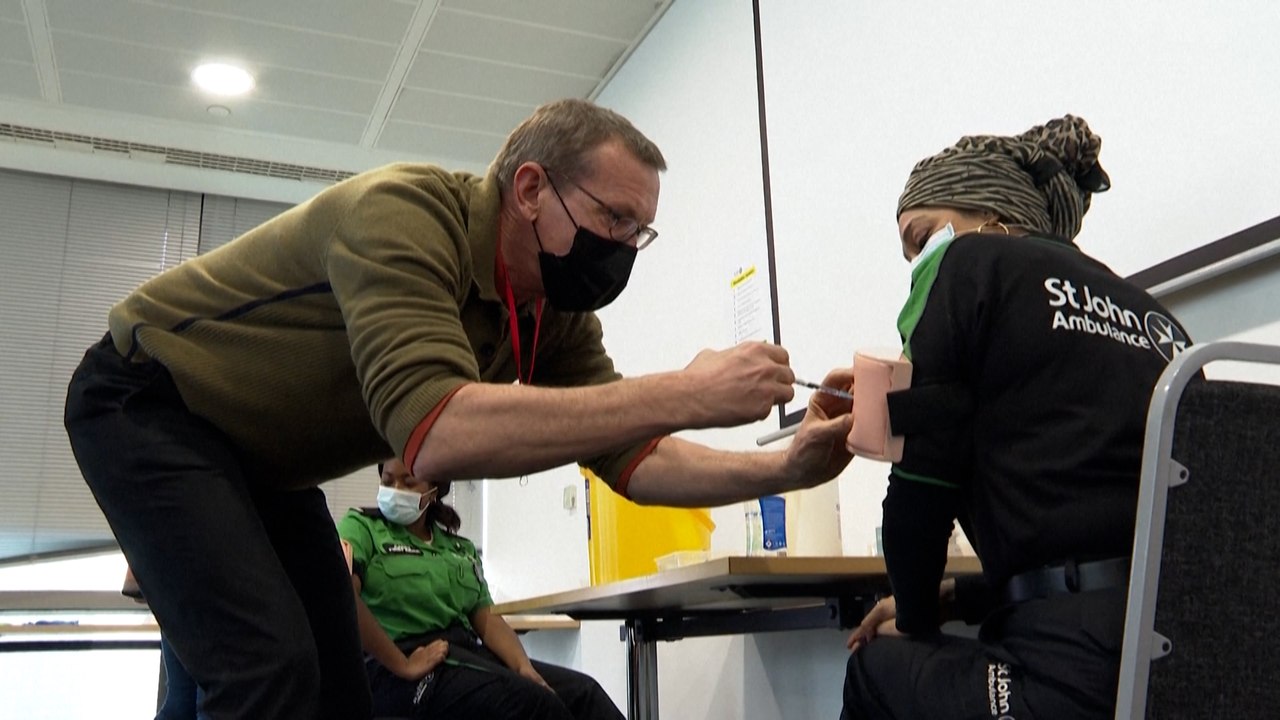 Réalisateur, employé de bureau... A Londres, ces néophytes formés pour injecter le vaccin