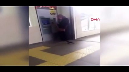 Kadın akbiline yükleme yapmaya çalışırken parasını kargaya kaptırdı
