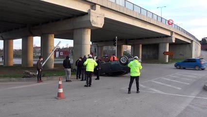 Sinop’un tek trafik lambasına çarpan araç ters döndü: 1 yaralı
