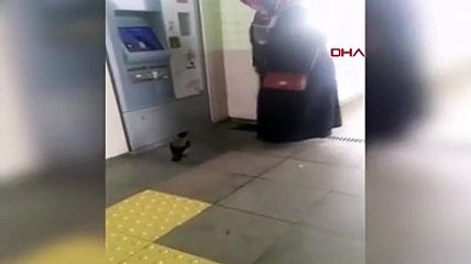 Marmaray'da ilginç anlar... Akbiline yükleyeceği parayı kargaya kaptırdı!