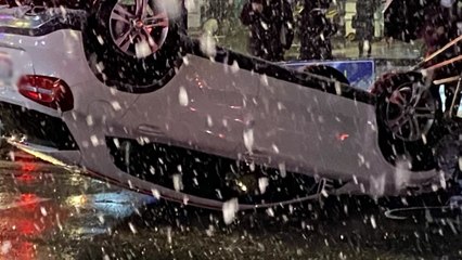 서울 종로5가서 눈길에 미끄러진 차량 전복 / YTN