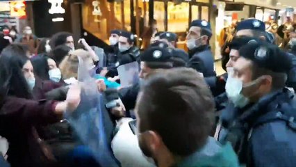 Kadıköy'de protestocular, polis kalkanlarına vurup slogan attı!