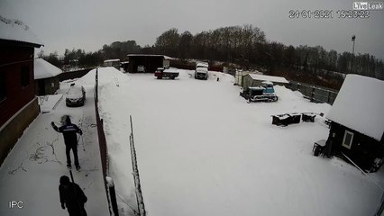 Il ne s'attendait pas à ça en déneigeant son toit... avalanche