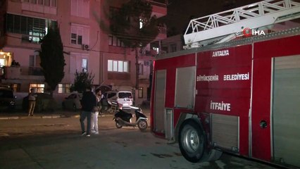 İtfaiye, yangında mahsur kalan 2 kişiyi merdivenle kurtardı