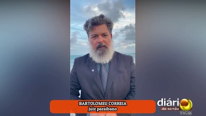 Juiz paraibano comemora aposentadoria tomando banho na praia com paletó e sapato