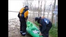 Marmande: la police municipale  en canoë-kayak pour secourir les victimes d'inondations