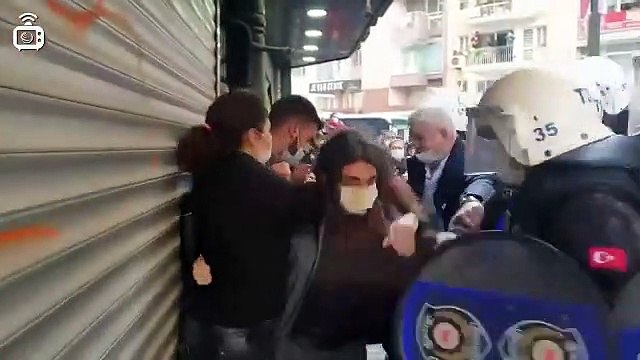 İzmirde polis, protestocuların gözüne yakın mesafeden biber gazı sıktı