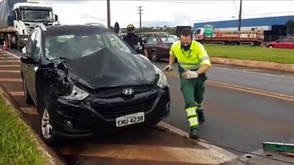 Hyundai é atingido por caminhão ao atravessar o Trevo da Portal, em Cascavel