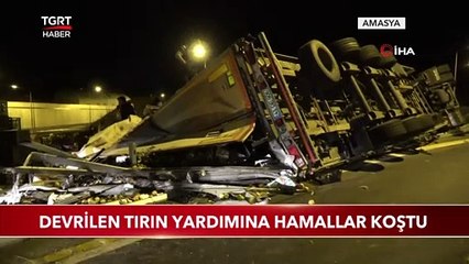 Devrilen Tırın Yardımına Hamallar Koştu