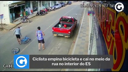 Ciclista empina bicicleta e cai no meio da rua no interior do ES