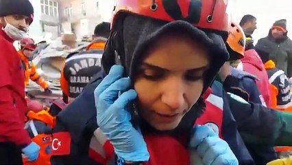 Canlı yayında enkaz altındakilerle tüyleri diken diken eden görüşme! ‘Aşağıdaki herkesin annesi sensin’