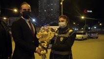 Ak Parti gençlik kolları ve vatandaşlar polislere çiçek dağıttı