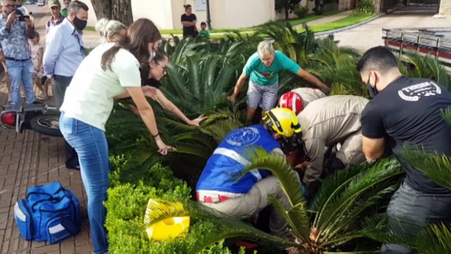 Colisão entre carro e moto deixa homem ferido no Bairro Cancelli; Siate foi mobilizado