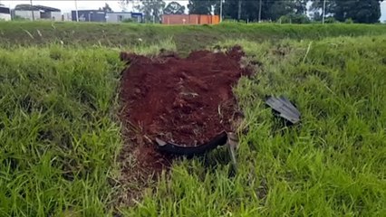 Após falha em freio, Corolla cai em barranco no viaduto do Trevo da Ceasa