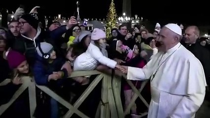 Papa'dan elini tutmak isteyen kadına sert tepki! Kadın neye uğradığını şaşırdı