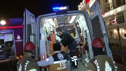 Küçükçekmece’de otomobil bariyerlere ok gibi saplandı: 2 yaralı