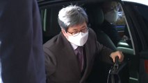 김명수 대법원장 출근...'탄핵 언급' 해명 질문에는 묵묵부답 / YTN