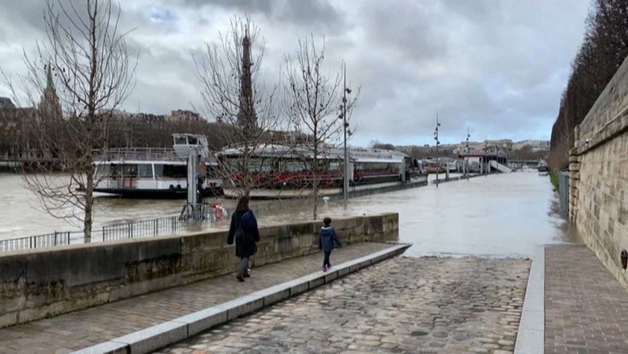 Seine floods its banks