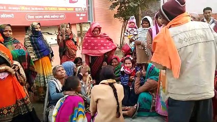 Descargar video: ओवरलोड ट्रक ने बाइक सवार को मारी टक्कर, बाइक पर सवार महिला और मासूम की दर्दनाक मौत