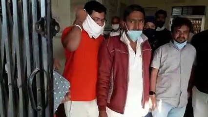 पकडकऱ लाए, प्रमाण पत्र दिलाकर वापस ले गए