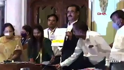 Toplantıda ilginç anlar! Su diye dezenfektan içti
