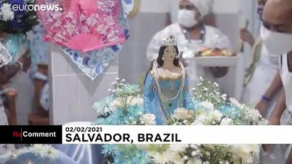شاهد: برازيليون يحتفون بعيد إلهة البحر ودعوات لضحايا كوفيد-19