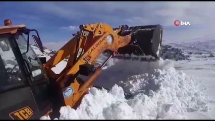 Kar kalınlığının iş makinesinin boyunu aştığı yolda çalışma