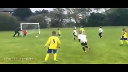 Viral padre empujando a su hijo para parar un gol