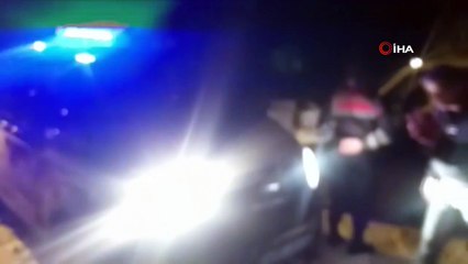 Araçları kara saplanan aileyi jandarma kurtardı