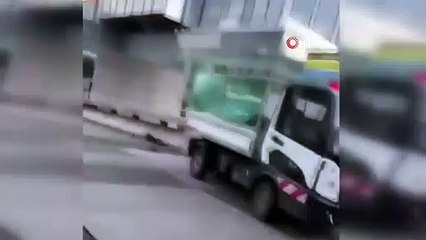 Paris'te evsiz adam çaldığı kamyonetle kalabalığa daldı: 1 ölü, 1 yaralı