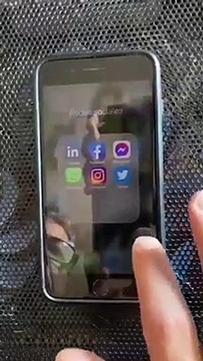 Facebook espía tu móvil aunque no tengas abierta la aplicación, esto es lo que tienes que hacer para evitarlo