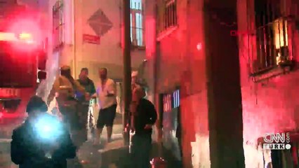 Yaşlı kadın yangında mahsur kaldı