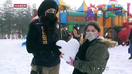 Polisin çocuklarla kartopu eğlencesi