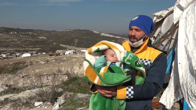 رغم تضرر خيمته.. متطوع بالدفاع المدني السوري يساعد أهالي المخيمات خلال المنخفض الجوي