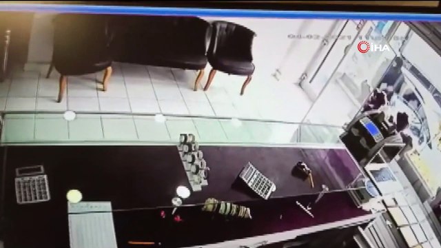 Pompalı tüfekle kuyumcu soygunu kamerada