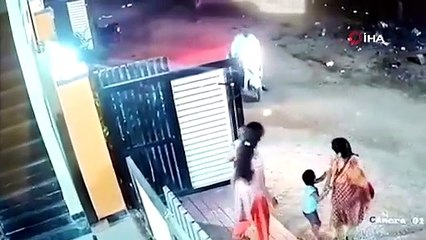Hindistan'da baltalı saldırgan sokak ortasında kadına saldırdı