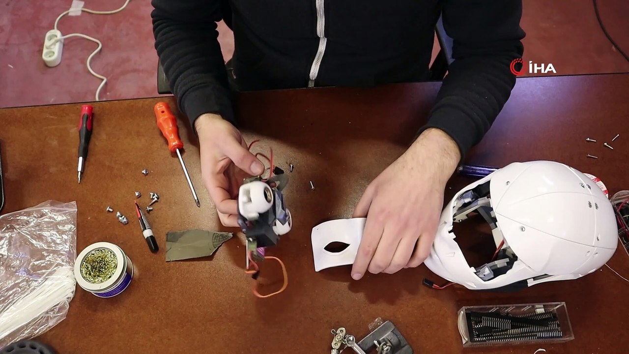 - Türkçe rap yapan robottan sosyal mesafe ve maske uyarısı- Rap yapan yapay zekalı robot tasarladı