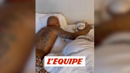 Felipe Melo dort avec son trophée - Foot - WTF