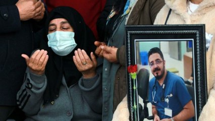 Coronaya yenilen doktor için düzenlenen törende gözyaşları sel oldu