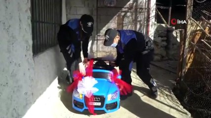 Minik çocuk istedi, polis kapısına götürdü
