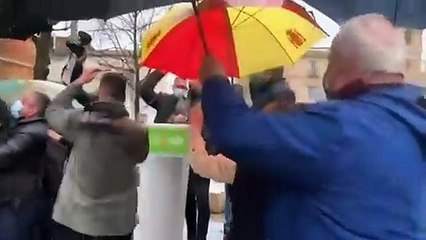 VOX, agredido en Salt (Gerona) ante la impasibilidad de los Mossos y el jefe del dispositivo