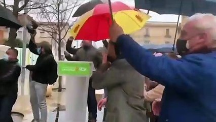 Pedradas y huevos contra la presencia de Abascal en Salt (Girona)