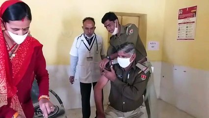 Video: कोविड वैक्सीनेशन, पुलिसकर्मियों के लगाए टीके